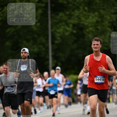 29.06.2025 - hella hamburg halbmarathon Dr. Thomas Lammeyer http://msf.ph/oto/8425484 29.06.2025 10:50:01 Kennedybrücke 1060, 1085, 1465, 2550, 2657, 2664, 2779, 2846, 2954, 2965, 3357, 3377, 3879, 3993, 4119, 4820, 5108, 5190, 5339, 5703, 5914, 6393, 6763, 6980, 7699, 7859, 7912, 8272, 8594, 9536, 10562, 10727, 11119, 11332 meine-sportfotos.de