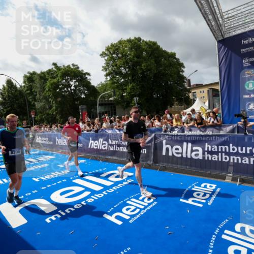 29.06.2025 - hella hamburg halbmarathon Zöllner http://msf.ph/oto/8425489 29.06.2025 10:34:47 Ziel 1217, 1562, 2879, 5048, 5152, 5554, 6169, 6878, 8395, 12369, 14289, 14388, 14549, 14603, 14629, 15991, 17014, 18237 meine-sportfotos.de