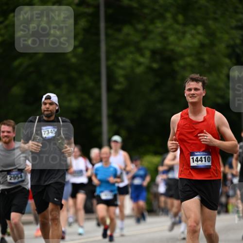 29.06.2025 - hella hamburg halbmarathon Dr. Thomas Lammeyer http://msf.ph/oto/8425490 29.06.2025 10:50:01 Kennedybrücke 1060, 1085, 1465, 2550, 2657, 2664, 2779, 2846, 2954, 2965, 3357, 3377, 3879, 3993, 4119, 4820, 5108, 5190, 5339, 5703, 5914, 6393, 6763, 6980, 7699, 7859, 7912, 8272, 8594, 9536, 10562, 10727, 11119, 11332 meine-sportfotos.de