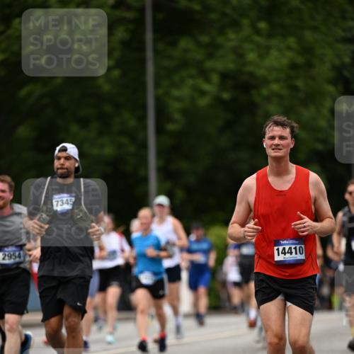 29.06.2025 - hella hamburg halbmarathon Dr. Thomas Lammeyer http://msf.ph/oto/8425494 29.06.2025 10:50:02 Kennedybrücke 1060, 1085, 1465, 2550, 2657, 2664, 2846, 2954, 2965, 3357, 3377, 3879, 3993, 4119, 4820, 5108, 5190, 5339, 5703, 5914, 6393, 6763, 6980, 7699, 7912, 8272, 8594, 9536, 10562, 10727, 11119, 11332 meine-sportfotos.de
