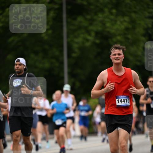 29.06.2025 - hella hamburg halbmarathon Dr. Thomas Lammeyer http://msf.ph/oto/8425500 29.06.2025 10:50:02 Kennedybrücke 1060, 1085, 1465, 2550, 2657, 2664, 2846, 2954, 2965, 3357, 3377, 3879, 3993, 4119, 4820, 5108, 5190, 5339, 5703, 5914, 6393, 6763, 6980, 7699, 7912, 8272, 8594, 9536, 10562, 10727, 11119, 11332 meine-sportfotos.de