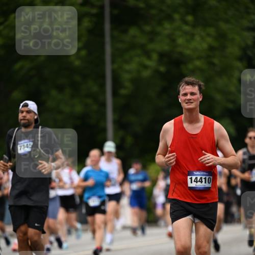 29.06.2025 - hella hamburg halbmarathon Dr. Thomas Lammeyer http://msf.ph/oto/8425507 29.06.2025 10:50:02 Kennedybrücke 1060, 1085, 1465, 2550, 2657, 2664, 2846, 2954, 2965, 3357, 3377, 3879, 3993, 4119, 4820, 5108, 5190, 5339, 5703, 5914, 6393, 6763, 6980, 7699, 7912, 8272, 8594, 9536, 10562, 10727, 11119, 11332 meine-sportfotos.de