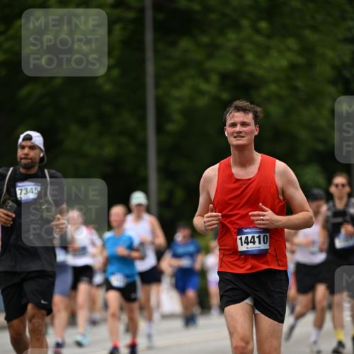 29.06.2025 - hella hamburg halbmarathon Dr. Thomas Lammeyer http://msf.ph/oto/8425525 29.06.2025 10:50:02 Kennedybrücke 1060, 1085, 1465, 2550, 2657, 2664, 2846, 2954, 2965, 3357, 3377, 3879, 3993, 4119, 4820, 5108, 5190, 5339, 5703, 5914, 6393, 6763, 6980, 7699, 7912, 8272, 8594, 9536, 10562, 10727, 11119, 11332 meine-sportfotos.de