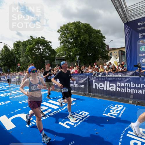 29.06.2025 - hella hamburg halbmarathon Zöllner http://msf.ph/oto/8425528 29.06.2025 10:34:49 Ziel 1217, 1562, 2879, 5048, 5152, 5554, 8395, 12369, 14289, 14388, 14549, 14603, 14629, 15991, 17014, 18237 meine-sportfotos.de