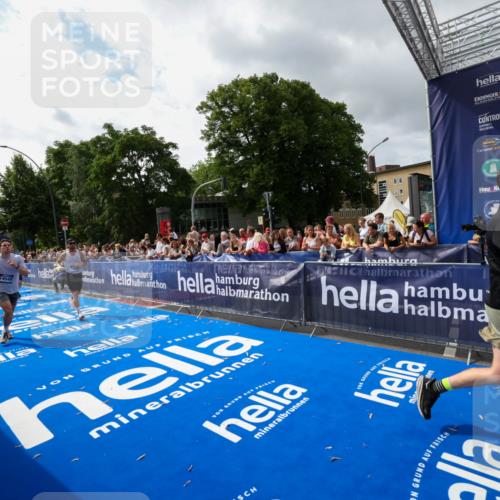 29.06.2025 - hella hamburg halbmarathon Zöllner http://msf.ph/oto/8425548 29.06.2025 10:34:50 Ziel 1217, 1562, 2879, 5048, 5152, 5554, 7466, 12204, 12369, 14388, 14549, 14603, 14629, 14952, 15991, 17014, 18237, 18419 meine-sportfotos.de