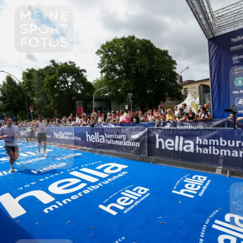 29.06.2025 - hella hamburg halbmarathon Zöllner http://msf.ph/oto/8425558 29.06.2025 10:34:50 Ziel 1217, 1562, 2879, 5048, 5152, 5554, 7466, 12204, 12369, 14388, 14549, 14603, 14629, 14952, 15991, 17014, 18237, 18419 meine-sportfotos.de