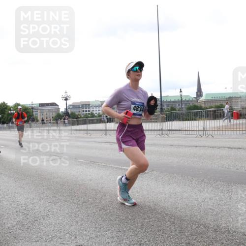 29.06.2025 - hella hamburg halbmarathon Lena Gebhardt http://msf.ph/oto/8425567 29.06.2025 10:28:50 Lombardsbrücke 8560, 6416, 4834, 1518, 1557, 1869, 3717, 4161, 4362, 4700, 4834, 4982, 5167, 5249, 5250, 5718, 5903, 5939, 6102, 6418, 7169, 7980, 8560, 9642, 9716, 9855, 10068, 10434, 12099, 12442, 13400, 14205, 15143, 15256, 15452, 15453, 16125, 16643, 18293, 18604, 19180 meine-sportfotos.de