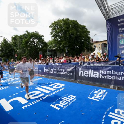 29.06.2025 - hella hamburg halbmarathon Zöllner http://msf.ph/oto/8425573 29.06.2025 10:34:51 Ziel 1217, 1562, 2879, 5048, 7466, 12204, 12369, 14388, 14549, 14629, 14952, 15991, 18237, 18419, 18837 meine-sportfotos.de