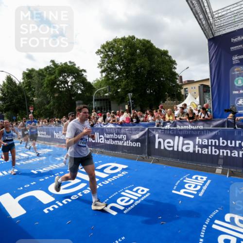 29.06.2025 - hella hamburg halbmarathon Zöllner http://msf.ph/oto/8425583 29.06.2025 10:34:51 Ziel 1217, 1562, 2879, 5048, 7466, 12204, 12369, 14388, 14549, 14629, 14952, 15991, 18237, 18419, 18837 meine-sportfotos.de
