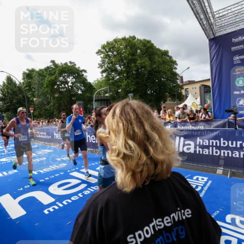 29.06.2025 - hella hamburg halbmarathon Zöllner http://msf.ph/oto/8425595 29.06.2025 10:34:52 Ziel 1217, 1562, 2879, 5048, 7466, 12204, 12369, 14388, 14549, 14629, 14952, 15991, 18237, 18419, 18837 meine-sportfotos.de