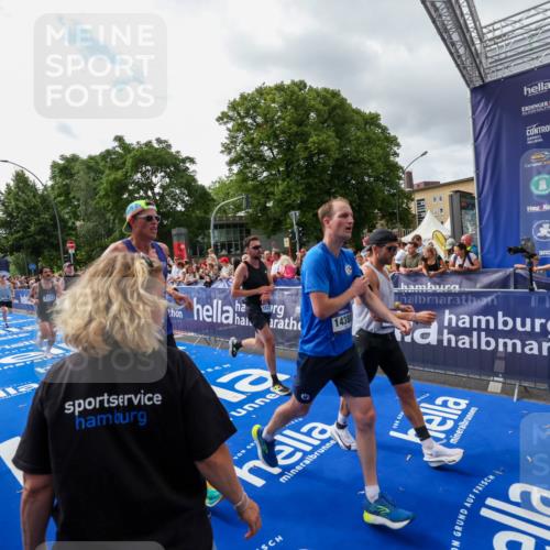 29.06.2025 - hella hamburg halbmarathon Zöllner http://msf.ph/oto/8425610 29.06.2025 10:34:53 Ziel 1217, 1562, 2879, 4477, 5048, 7466, 12204, 14388, 14629, 14952, 15991, 18183, 18237, 18419, 18837 meine-sportfotos.de