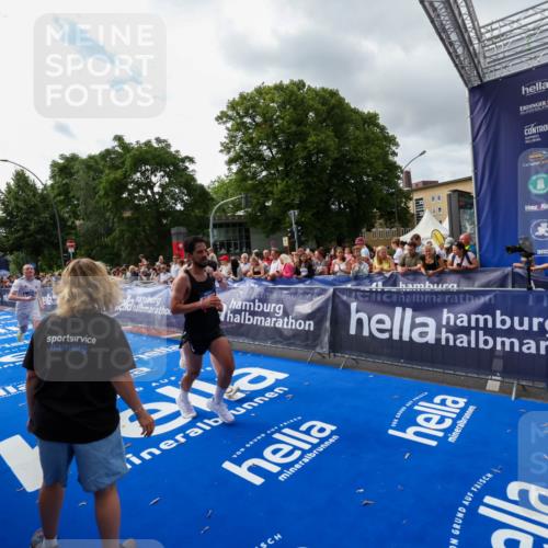 29.06.2025 - hella hamburg halbmarathon Zöllner http://msf.ph/oto/8425655 29.06.2025 10:34:54 Ziel 1217, 1562, 2879, 4477, 6704, 7466, 12204, 12751, 14388, 14629, 14952, 15991, 16712, 18183, 18237, 18419, 18837 meine-sportfotos.de