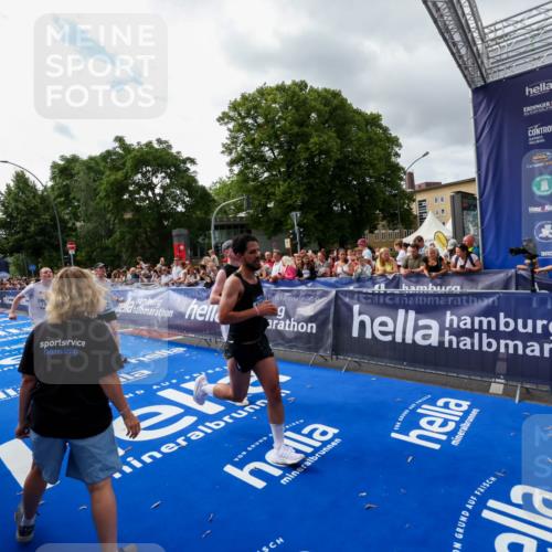 29.06.2025 - hella hamburg halbmarathon Zöllner http://msf.ph/oto/8425663 29.06.2025 10:34:54 Ziel 1217, 1562, 2879, 4477, 6704, 7466, 12204, 12751, 14388, 14629, 14952, 15991, 16712, 18183, 18237, 18419, 18837 meine-sportfotos.de