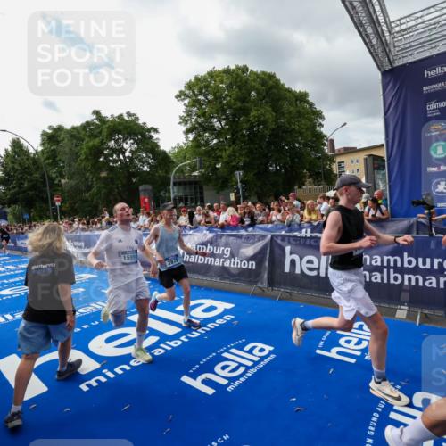 29.06.2025 - hella hamburg halbmarathon Zöllner http://msf.ph/oto/8425687 29.06.2025 10:34:55 Ziel 1217, 2879, 4477, 6704, 7466, 8864, 12204, 12751, 14629, 14952, 15991, 16140, 16712, 17643, 18183, 18220, 18419, 18837 meine-sportfotos.de