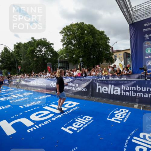 29.06.2025 - hella hamburg halbmarathon Zöllner http://msf.ph/oto/8425706 29.06.2025 10:34:56 Ziel 2879, 4477, 6704, 7466, 8864, 12204, 12751, 14629, 14952, 15991, 16140, 16712, 17643, 18183, 18220, 18419, 18837 meine-sportfotos.de
