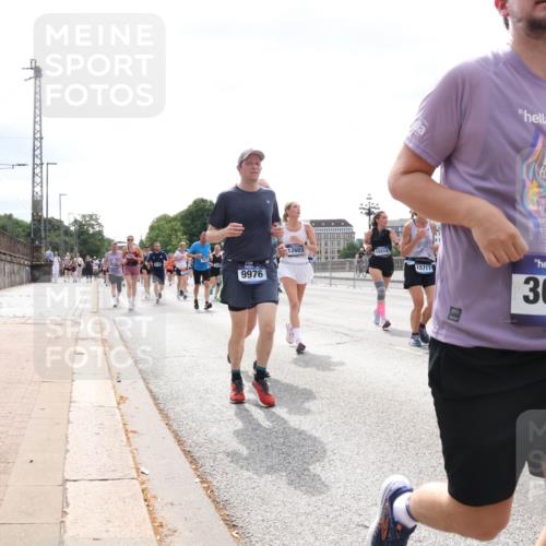 29.06.2025 - hella hamburg halbmarathon Lena Gebhardt http://msf.ph/oto/8425733 29.06.2025 10:43:25 Lombardsbrücke 12603, 15514, 9976, 15717, 3638, 1023, 1149, 1155, 1310, 1400, 1467, 1788, 1816, 1878, 2103, 2158, 2267, 2361, 2971, 3074, 3238, 3329, 3390, 3518, 3638, 3764, 4056, 4177, 4302, 4367, 4680, 4866, 5067, 5214, 5268, 5370, 5610, 5720, 5755, 5967, 6012, 6096, 6226, 6440, 6931, 6971, 6973, 7043, 7197, 7205, 7206, 7461, 7504, 7872, 7926, 8000, 8135, 8184, 8233, 8408, 8435, 8504, 8795, 8991, 9072, 9304, 9639, 9641, 9644, 9831, 9976, 10083, 10180, 10200, 10202, 13049 meine-sportfotos.de
