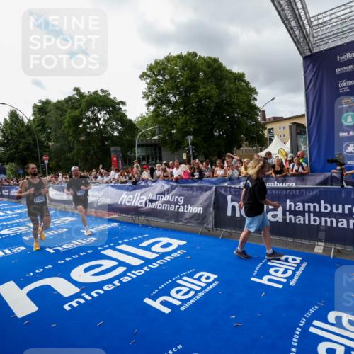 29.06.2025 - hella hamburg halbmarathon Zöllner http://msf.ph/oto/8425738 29.06.2025 10:34:57 Ziel 4477, 6704, 7466, 8864, 12204, 12751, 14952, 15902, 16140, 16177, 16712, 17643, 18183, 18220, 18419, 18837 meine-sportfotos.de