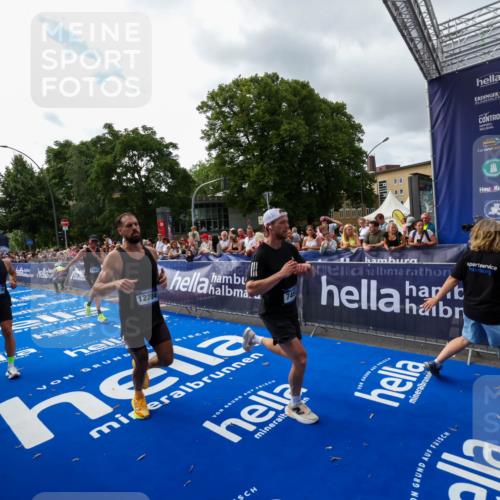 29.06.2025 - hella hamburg halbmarathon Zöllner http://msf.ph/oto/8425749 29.06.2025 10:34:58 Ziel 4477, 6704, 7466, 8864, 12044, 12204, 12751, 14952, 15391, 15902, 16140, 16177, 16712, 17643, 18183, 18220, 18419, 18837 meine-sportfotos.de