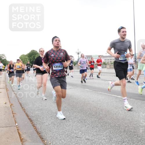 29.06.2025 - hella hamburg halbmarathon Lena Gebhardt http://msf.ph/oto/8425836 29.06.2025 10:53:35 Lombardsbrücke 1723, 978, 5562, 12082, 968, 1340, 1687, 1709, 1753, 1900, 1906, 1984, 2065, 2079, 2409, 2429, 3055, 3226, 4195, 4595, 4626, 4801, 5428, 5430, 5562, 5815, 5856, 5857, 6039, 6041, 6044, 6273, 6306, 6913, 6996, 7039, 7068, 7483, 7537, 7611, 7614, 7876, 7890, 8189, 8212, 8414, 8515, 8906, 9077, 9456, 9531, 9685, 9764, 9771, 9785, 10043, 10175, 10490, 12193, 12219, 12700, 13916, 13917, 14038 meine-sportfotos.de