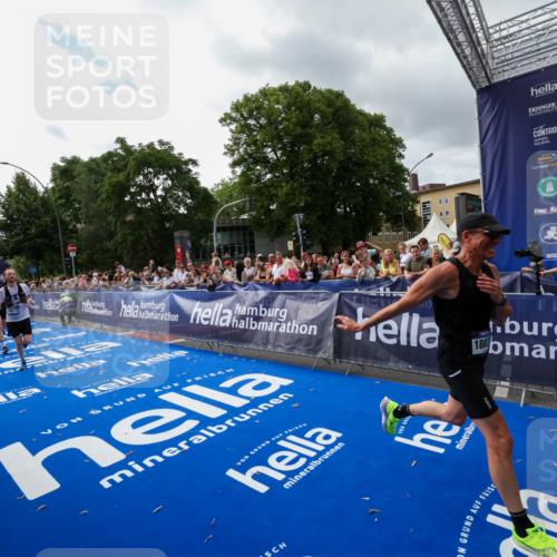 29.06.2025 - hella hamburg halbmarathon Zöllner http://msf.ph/oto/8425850 29.06.2025 10:34:59 Ziel 4477, 6704, 7466, 8864, 12044, 12204, 12751, 14952, 15391, 15902, 16140, 16177, 16712, 17643, 18183, 18220, 18419, 18837 meine-sportfotos.de