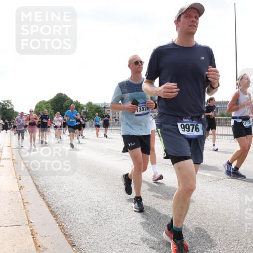 29.06.2025 - hella hamburg halbmarathon Lena Gebhardt http://msf.ph/oto/8425856 29.06.2025 10:43:26 Lombardsbrücke 13526, 9976, 15717, 1023, 1149, 1155, 1310, 1400, 1467, 1788, 1816, 1878, 2103, 2158, 2267, 2361, 2971, 3074, 3238, 3329, 3390, 3518, 3638, 3764, 4056, 4177, 4302, 4367, 4680, 4866, 5067, 5192, 5201, 5214, 5268, 5370, 5610, 5720, 5755, 5967, 6012, 6096, 6226, 6440, 6931, 6971, 6973, 7043, 7197, 7205, 7206, 7461, 7504, 7872, 7926, 8000, 8135, 8184, 8233, 8408, 8435, 8504, 8795, 8991, 9072, 9304, 9639, 9641, 9644, 9831, 9976, 10083, 10180, 10200, 10202, 13049 meine-sportfotos.de