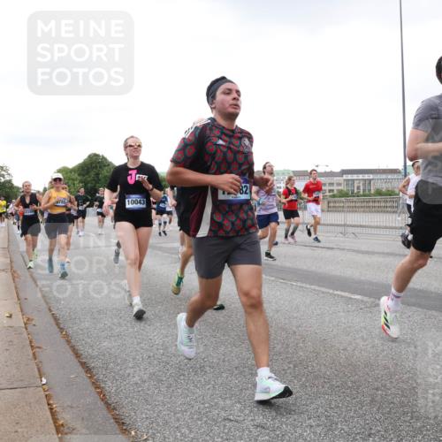29.06.2025 - hella hamburg halbmarathon Lena Gebhardt http://msf.ph/oto/8425861 29.06.2025 10:53:36 Lombardsbrücke 82, 10043, 12280, 17236, 9685, 19, 1340, 1687, 1709, 1753, 1900, 1906, 1984, 2065, 2079, 2409, 2429, 3055, 3226, 4195, 4595, 4626, 4801, 5428, 5430, 5562, 5815, 5856, 5857, 6039, 6041, 6044, 6273, 6306, 6913, 6996, 7039, 7068, 7483, 7537, 7611, 7614, 7876, 7890, 8189, 8212, 8414, 8515, 8906, 9077, 9456, 9531, 9572, 9685, 9764, 9771, 9785, 10043, 10175, 10490, 12193, 12219, 12700, 13916, 13917, 14038 meine-sportfotos.de