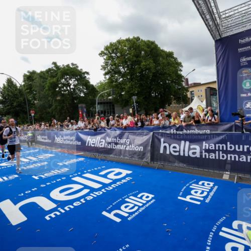 29.06.2025 - hella hamburg halbmarathon Zöllner http://msf.ph/oto/8425862 29.06.2025 10:35:00 Ziel 4477, 6704, 8864, 12044, 12751, 15391, 15902, 16140, 16177, 16712, 17643, 18183, 18220, 18837 meine-sportfotos.de