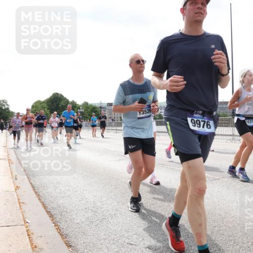 29.06.2025 - hella hamburg halbmarathon Lena Gebhardt http://msf.ph/oto/8425881 29.06.2025 10:43:26 Lombardsbrücke 13526, 9976, 15717, 1023, 1149, 1155, 1310, 1400, 1467, 1788, 1816, 1878, 2103, 2158, 2267, 2361, 2971, 3074, 3238, 3329, 3390, 3518, 3638, 3764, 4056, 4177, 4302, 4367, 4680, 4866, 5067, 5192, 5201, 5214, 5268, 5370, 5610, 5720, 5755, 5967, 6012, 6096, 6226, 6440, 6931, 6971, 6973, 7043, 7197, 7205, 7206, 7461, 7504, 7872, 7926, 8000, 8135, 8184, 8233, 8408, 8435, 8504, 8795, 8991, 9072, 9304, 9639, 9641, 9644, 9831, 9976, 10083, 10180, 10200, 10202, 13049 meine-sportfotos.de