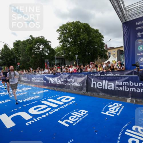 29.06.2025 - hella hamburg halbmarathon Zöllner http://msf.ph/oto/8425885 29.06.2025 10:35:00 Ziel 4477, 6704, 8864, 12044, 12751, 15391, 15902, 16140, 16177, 16712, 17643, 18183, 18220, 18837 meine-sportfotos.de