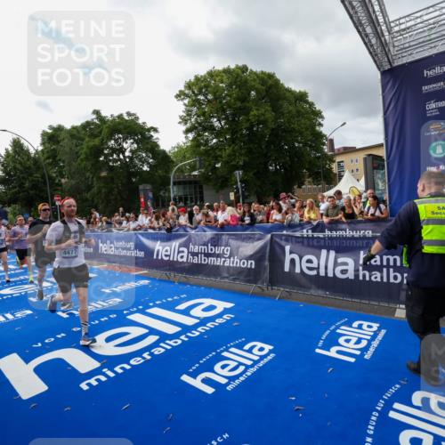29.06.2025 - hella hamburg halbmarathon Zöllner http://msf.ph/oto/8425905 29.06.2025 10:35:00 Ziel 4477, 6704, 8864, 12044, 12751, 15391, 15902, 16140, 16177, 16712, 17643, 18183, 18220, 18837 meine-sportfotos.de