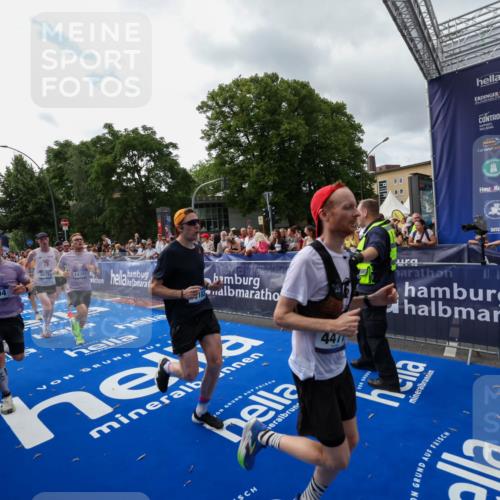 29.06.2025 - hella hamburg halbmarathon Zöllner http://msf.ph/oto/8425919 29.06.2025 10:35:01 Ziel 4477, 6704, 8864, 12044, 12751, 15391, 15902, 16140, 16177, 16712, 17643, 18183, 18220 meine-sportfotos.de