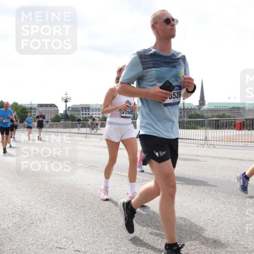 29.06.2025 - hella hamburg halbmarathon Lena Gebhardt http://msf.ph/oto/8425929 29.06.2025 10:43:26 Lombardsbrücke 1816, 2605, 3526, 1571, 1023, 1149, 1155, 1310, 1400, 1467, 1788, 1816, 1878, 2103, 2158, 2267, 2361, 2971, 3074, 3238, 3329, 3390, 3518, 3638, 3764, 4056, 4177, 4302, 4367, 4680, 4866, 5067, 5192, 5201, 5214, 5268, 5370, 5610, 5720, 5755, 5967, 6012, 6096, 6226, 6440, 6931, 6971, 6973, 7043, 7197, 7205, 7206, 7461, 7504, 7872, 7926, 8000, 8135, 8184, 8233, 8408, 8435, 8504, 8795, 8991, 9072, 9304, 9639, 9641, 9644, 9831, 9976, 10083, 10180, 10200, 10202, 13049 meine-sportfotos.de