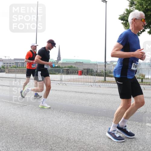 29.06.2025 - hella hamburg halbmarathon Lena Gebhardt http://msf.ph/oto/8425936 29.06.2025 10:28:54 Lombardsbrücke 6418, 16, 1518, 1557, 1869, 2688, 3717, 4161, 4362, 4700, 4834, 4982, 5167, 5249, 5250, 5718, 5903, 5939, 6102, 6345, 6418, 7169, 7980, 8048, 8560, 9642, 9716, 9855, 10068, 10434, 12099, 12404, 12442, 13400, 14205, 15143, 15256, 15452, 15453, 15952, 15955, 16125, 16643, 18293, 19180 meine-sportfotos.de