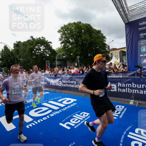 29.06.2025 - hella hamburg halbmarathon Zöllner http://msf.ph/oto/8425939 29.06.2025 10:35:02 Ziel 4477, 6704, 7972, 8864, 12044, 12751, 15391, 15902, 16140, 16177, 16712, 17643, 18183, 18220 meine-sportfotos.de