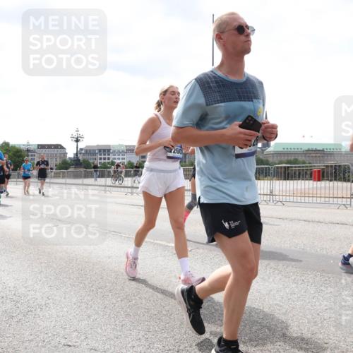 29.06.2025 - hella hamburg halbmarathon Lena Gebhardt http://msf.ph/oto/8425953 29.06.2025 10:43:27 Lombardsbrücke 260, 1816, 1571, 1023, 1149, 1155, 1310, 1400, 1467, 1788, 1816, 1878, 2103, 2158, 2267, 2361, 2971, 3074, 3238, 3329, 3390, 3518, 3638, 4056, 4177, 4302, 4367, 4680, 4866, 5067, 5192, 5201, 5214, 5268, 5370, 5610, 5720, 5755, 5967, 6012, 6096, 6226, 6440, 6931, 6971, 6973, 7043, 7197, 7205, 7206, 7461, 7504, 7872, 7926, 8000, 8135, 8184, 8233, 8408, 8435, 8504, 8795, 8991, 9072, 9304, 9639, 9641, 9644, 9831, 9976, 10083, 10097, 10180, 10200, 10202 meine-sportfotos.de