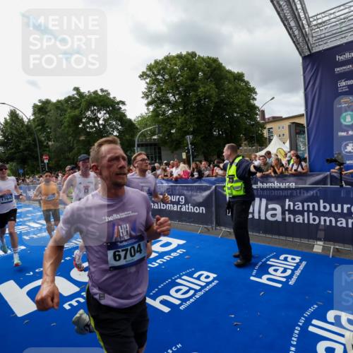 29.06.2025 - hella hamburg halbmarathon Zöllner http://msf.ph/oto/8425962 29.06.2025 10:35:02 Ziel 4477, 6704, 7972, 8864, 12044, 12751, 15391, 15902, 16140, 16177, 16712, 17643, 18183, 18220 meine-sportfotos.de