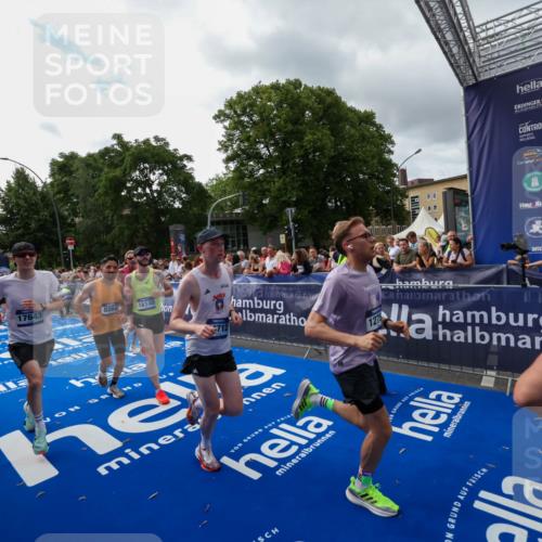 29.06.2025 - hella hamburg halbmarathon Zöllner http://msf.ph/oto/8425970 29.06.2025 10:35:02 Ziel 4477, 6704, 7972, 8864, 12044, 12751, 15391, 15902, 16140, 16177, 16712, 17643, 18183, 18220 meine-sportfotos.de