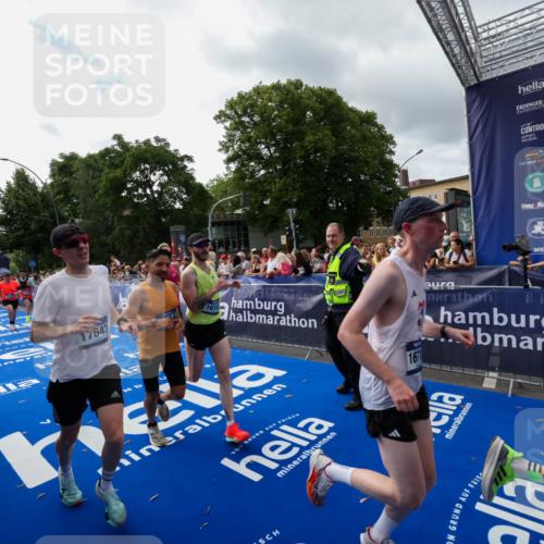 29.06.2025 - hella hamburg halbmarathon Zöllner http://msf.ph/oto/8425979 29.06.2025 10:35:03 Ziel 6704, 7972, 8864, 8901, 12044, 12751, 15391, 15902, 16140, 16177, 16712, 17643, 18220 meine-sportfotos.de