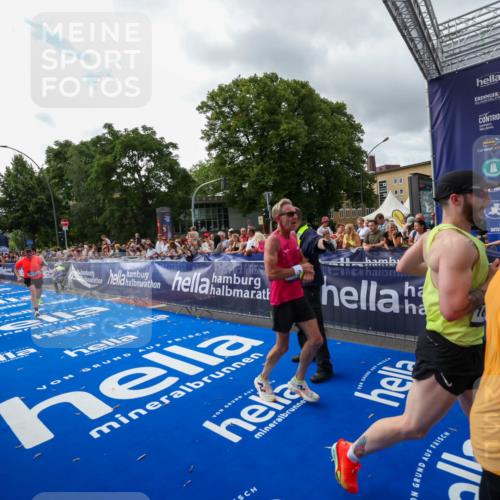 29.06.2025 - hella hamburg halbmarathon Zöllner http://msf.ph/oto/8426008 29.06.2025 10:35:03 Ziel 6704, 7972, 8864, 8901, 12044, 12751, 15391, 15902, 16140, 16177, 16712, 17643, 18220 meine-sportfotos.de