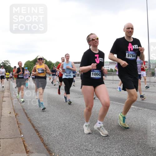 29.06.2025 - hella hamburg halbmarathon Lena Gebhardt http://msf.ph/oto/8426022 29.06.2025 10:53:37 Lombardsbrücke 12280, 9785, 3226, 9764, 5562, 10043, 1340, 1687, 1709, 1753, 1900, 1906, 1984, 2065, 2079, 2409, 2429, 3055, 3226, 4195, 4595, 4626, 4801, 5428, 5430, 5562, 5815, 5856, 5857, 5964, 6039, 6041, 6044, 6273, 6306, 6913, 6996, 7039, 7068, 7483, 7537, 7611, 7614, 7876, 7890, 8189, 8212, 8414, 8515, 8906, 8924, 9077, 9456, 9503, 9531, 9572, 9685, 9764, 9771, 9785, 10043, 10175, 10490, 11390, 12193, 12219, 12700, 14038 meine-sportfotos.de