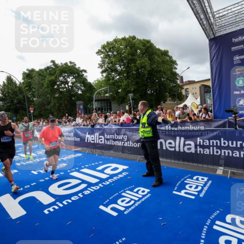 29.06.2025 - hella hamburg halbmarathon Zöllner http://msf.ph/oto/8426023 29.06.2025 10:35:04 Ziel 7972, 8864, 8901, 12044, 15391, 15902, 16140, 16177, 16963, 17643, 18220 meine-sportfotos.de