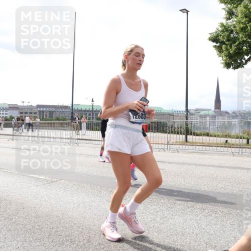 29.06.2025 - hella hamburg halbmarathon Lena Gebhardt http://msf.ph/oto/8426024 29.06.2025 10:43:27 Lombardsbrücke 12603, 1023, 1149, 1155, 1310, 1400, 1467, 1788, 1816, 1878, 2103, 2158, 2267, 2361, 2971, 3074, 3238, 3329, 3390, 3518, 3638, 4056, 4177, 4302, 4367, 4680, 4866, 5067, 5192, 5201, 5214, 5268, 5370, 5610, 5720, 5755, 5967, 6012, 6096, 6226, 6440, 6931, 6971, 6973, 7043, 7197, 7205, 7206, 7461, 7504, 7872, 7926, 8000, 8135, 8184, 8233, 8408, 8435, 8504, 8795, 8991, 9072, 9304, 9639, 9641, 9644, 9831, 9976, 10083, 10097, 10180, 10200, 10202 meine-sportfotos.de