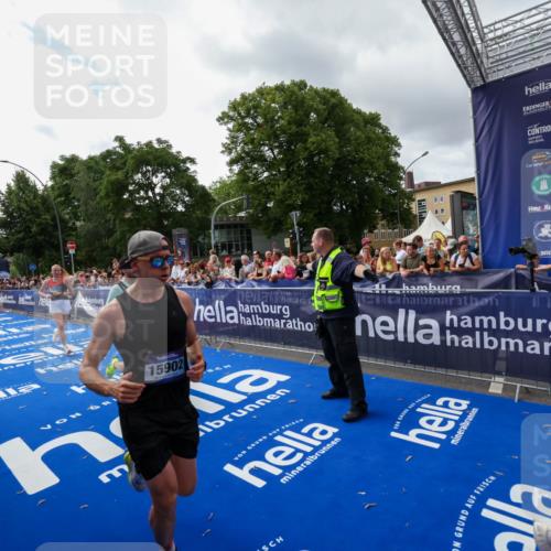 29.06.2025 - hella hamburg halbmarathon Zöllner http://msf.ph/oto/8426041 29.06.2025 10:35:05 Ziel 7972, 8901, 12044, 14069, 15391, 15902, 16177, 16963, 16964 meine-sportfotos.de