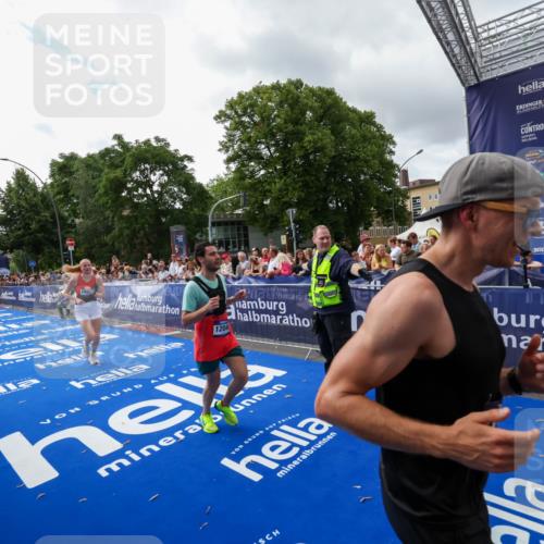 29.06.2025 - hella hamburg halbmarathon Zöllner http://msf.ph/oto/8426055 29.06.2025 10:35:06 Ziel 7972, 8901, 11559, 12044, 14069, 15391, 15902, 16177, 16963, 16964 meine-sportfotos.de