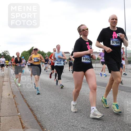 29.06.2025 - hella hamburg halbmarathon Lena Gebhardt http://msf.ph/oto/8426058 29.06.2025 10:53:37 Lombardsbrücke 9785, 3226, 10043, 9764, 1340, 1687, 1709, 1753, 1900, 1906, 1984, 2065, 2079, 2409, 2429, 3055, 3226, 4195, 4595, 4626, 4801, 5428, 5430, 5562, 5815, 5856, 5857, 5964, 6039, 6041, 6044, 6273, 6306, 6913, 6996, 7039, 7068, 7483, 7537, 7611, 7614, 7876, 7890, 8189, 8212, 8414, 8515, 8906, 8924, 9077, 9456, 9503, 9531, 9572, 9685, 9764, 9771, 9785, 10043, 10175, 10490, 11390, 12193, 12219, 12700, 14038 meine-sportfotos.de