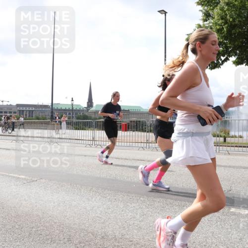 29.06.2025 - hella hamburg halbmarathon Lena Gebhardt http://msf.ph/oto/8426064 29.06.2025 10:43:27 Lombardsbrücke 75514, 1023, 1149, 1155, 1310, 1400, 1467, 1788, 1816, 1878, 2103, 2158, 2267, 2361, 2971, 3074, 3238, 3329, 3390, 3518, 3638, 4056, 4177, 4302, 4367, 4680, 4866, 5067, 5192, 5201, 5214, 5268, 5370, 5610, 5720, 5755, 5967, 6012, 6096, 6226, 6440, 6931, 6971, 6973, 7043, 7197, 7205, 7206, 7461, 7504, 7872, 7926, 8000, 8135, 8184, 8233, 8408, 8435, 8504, 8795, 8991, 9072, 9304, 9639, 9641, 9644, 9831, 9976, 10083, 10097, 10180, 10200, 10202 meine-sportfotos.de