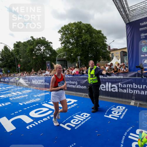 29.06.2025 - hella hamburg halbmarathon Zöllner http://msf.ph/oto/8426085 29.06.2025 10:35:07 Ziel 7972, 8901, 11559, 12044, 14069, 15391, 16963, 16964 meine-sportfotos.de