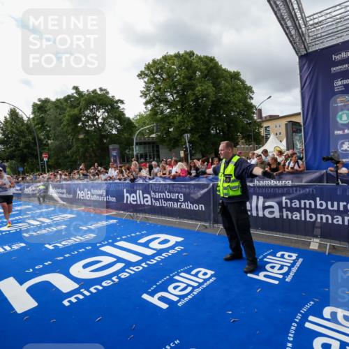 29.06.2025 - hella hamburg halbmarathon Zöllner http://msf.ph/oto/8426109 29.06.2025 10:35:08 Ziel 7628, 7972, 8901, 11559, 14069, 16963, 16964, 17022 meine-sportfotos.de
