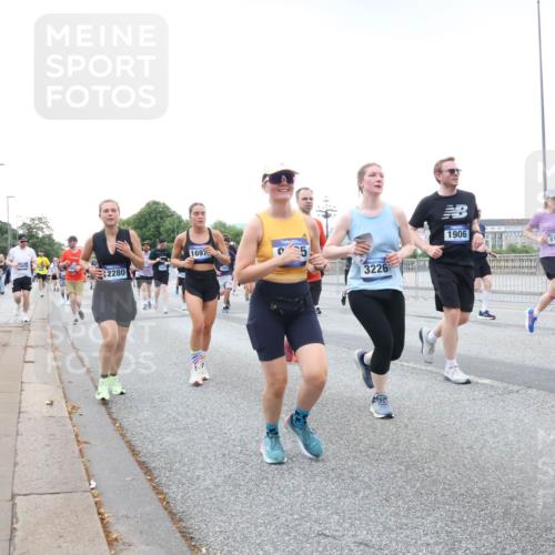 29.06.2025 - hella hamburg halbmarathon Lena Gebhardt http://msf.ph/oto/8426123 29.06.2025 10:53:38 Lombardsbrücke 1697, 2280, 5, 3226, 1906, 8189, 13072, 1340, 1687, 1709, 1744, 1753, 1900, 1906, 1984, 2065, 2079, 2409, 2429, 3055, 3226, 4195, 4595, 4801, 5428, 5430, 5562, 5815, 5856, 5857, 5964, 6039, 6041, 6044, 6192, 6273, 6306, 6913, 6996, 7039, 7068, 7483, 7537, 7611, 7614, 7876, 7890, 8189, 8212, 8414, 8515, 8906, 8924, 9077, 9456, 9503, 9531, 9572, 9685, 9764, 9771, 9785, 10043, 10175, 10490, 11390, 12193, 12219, 12700, 14038 meine-sportfotos.de