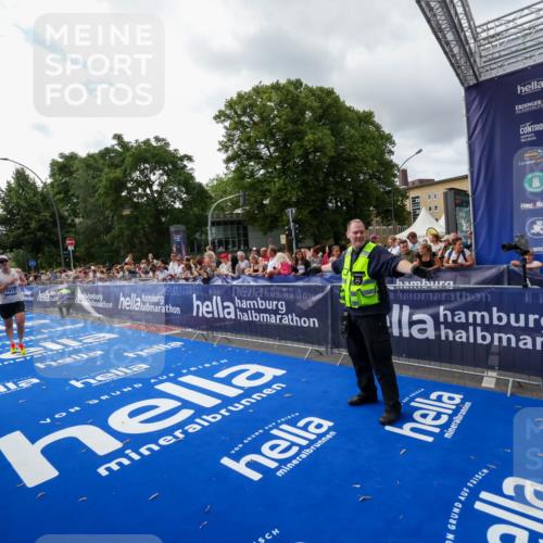 29.06.2025 - hella hamburg halbmarathon Zöllner http://msf.ph/oto/8426125 29.06.2025 10:35:08 Ziel 7628, 7972, 8901, 11559, 14069, 16963, 16964, 17022 meine-sportfotos.de